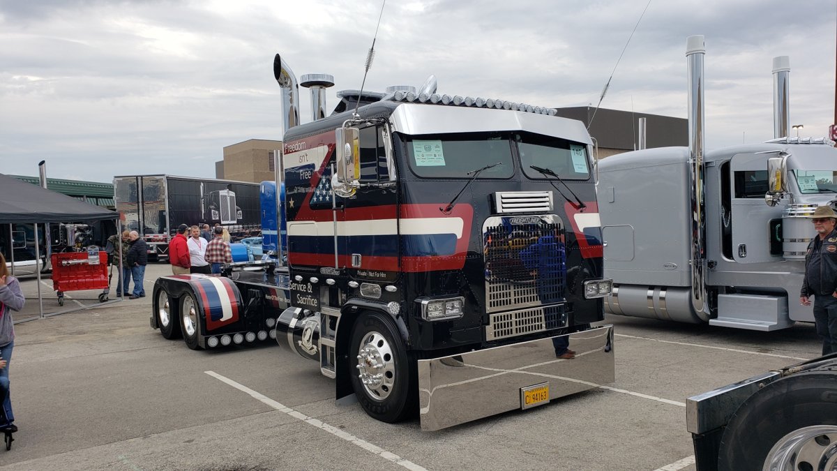 Бескапотные Грузовики Америки freightliner