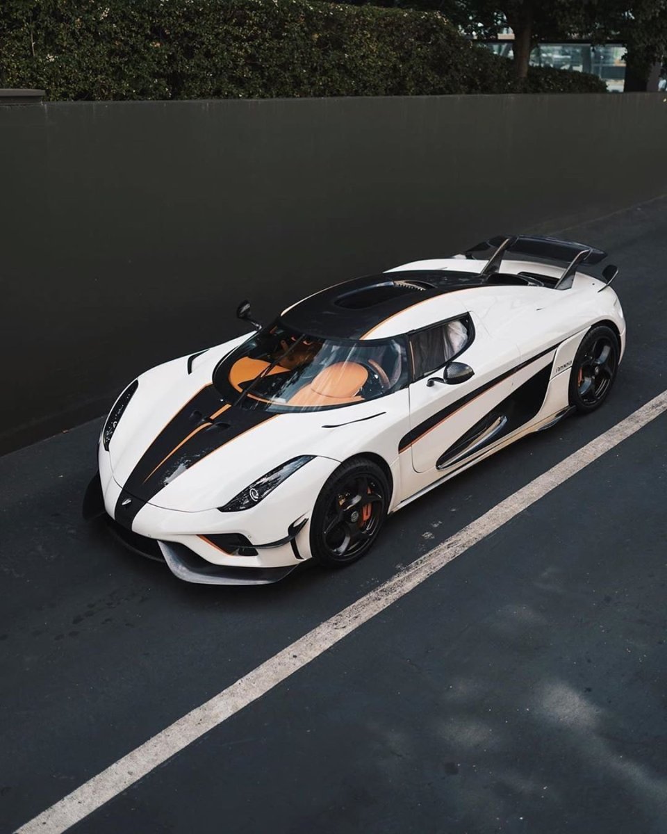 Машина Koenigsegg Agera 2020