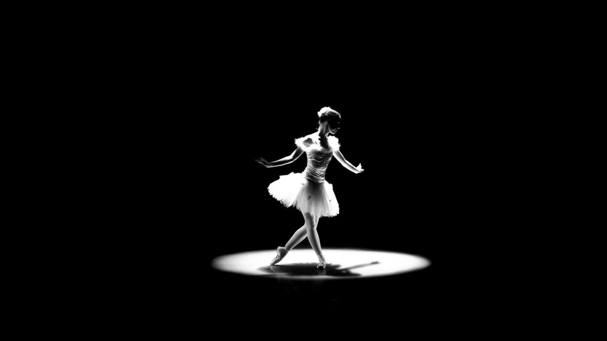 Танцовщица на черном фоне