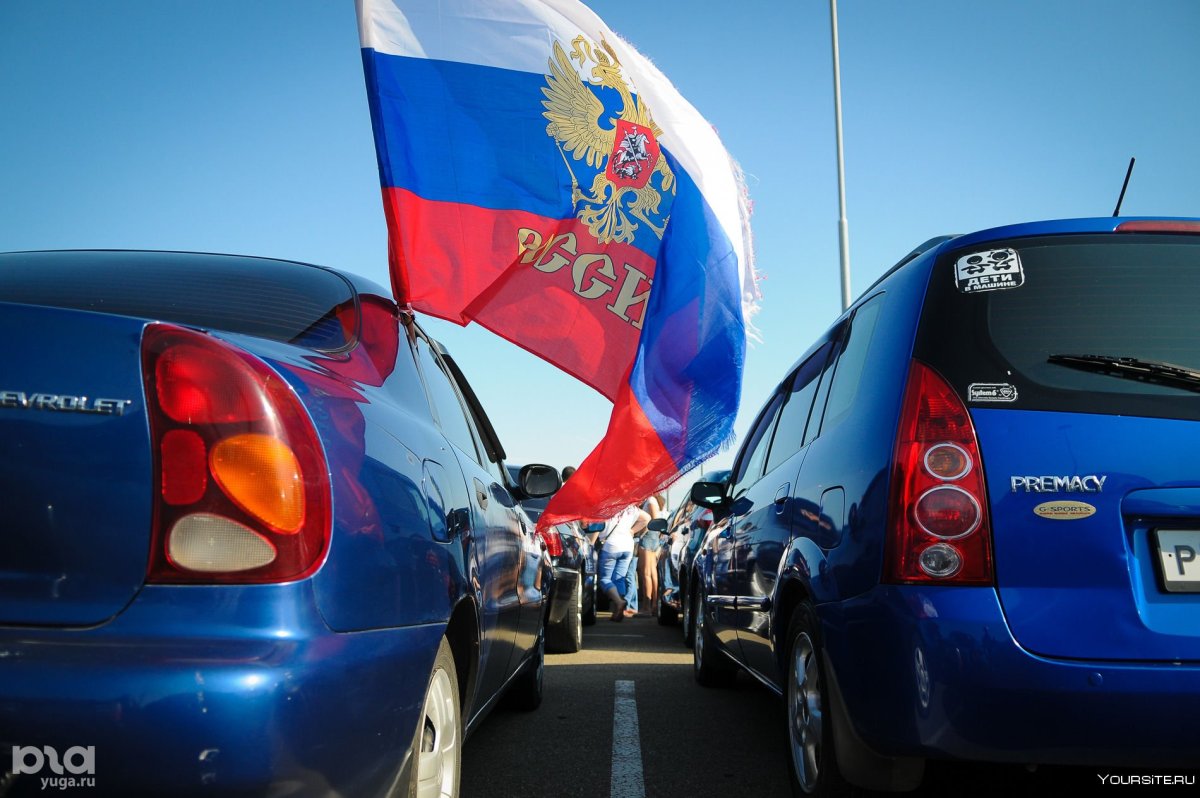 Флаг России на машине