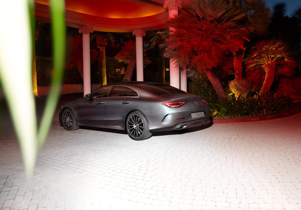 Mercedes Coupe на фоне Дубая