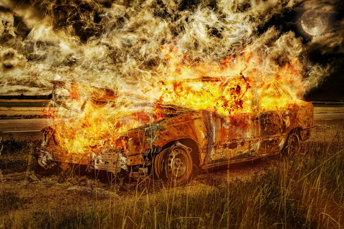 Автомобиль на фоне огней