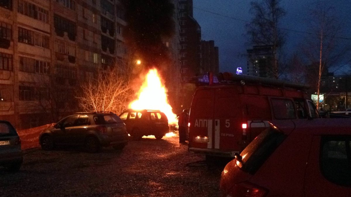 Загорелась машина в Перми на Ленина