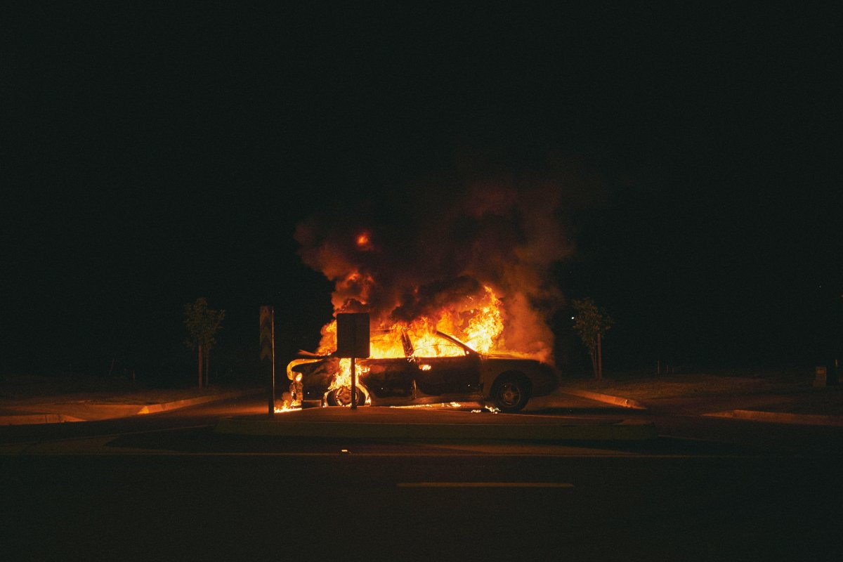 Машина горит ночью