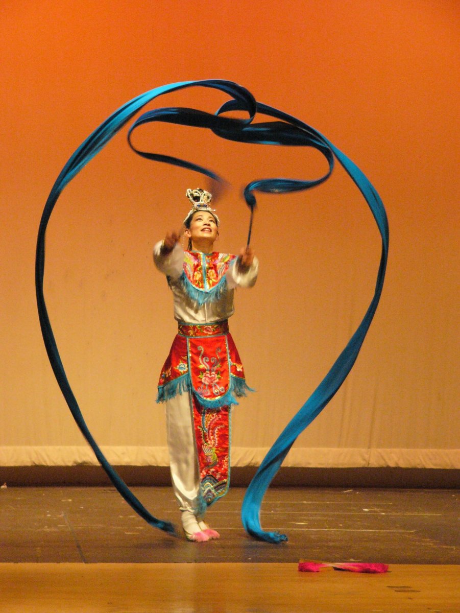 Китайский танец с лентами