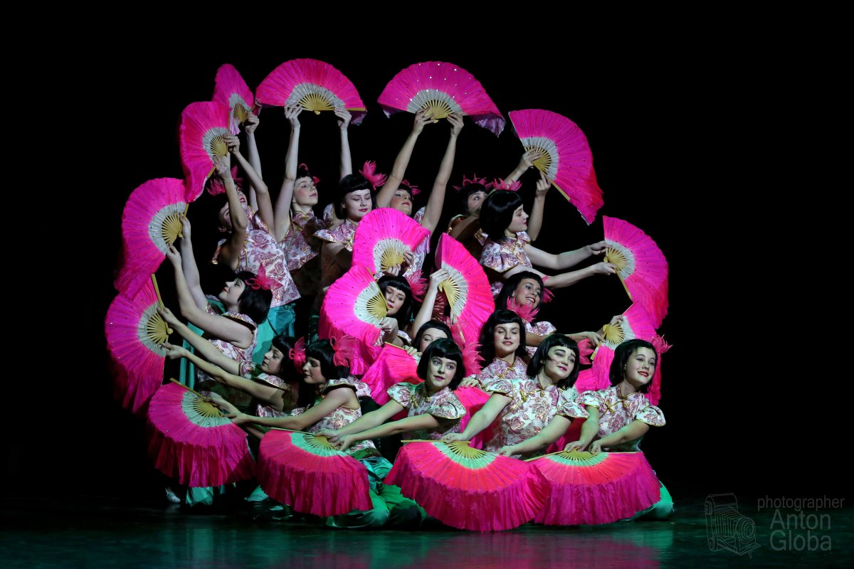 Детский китайский танцевальный коллектив