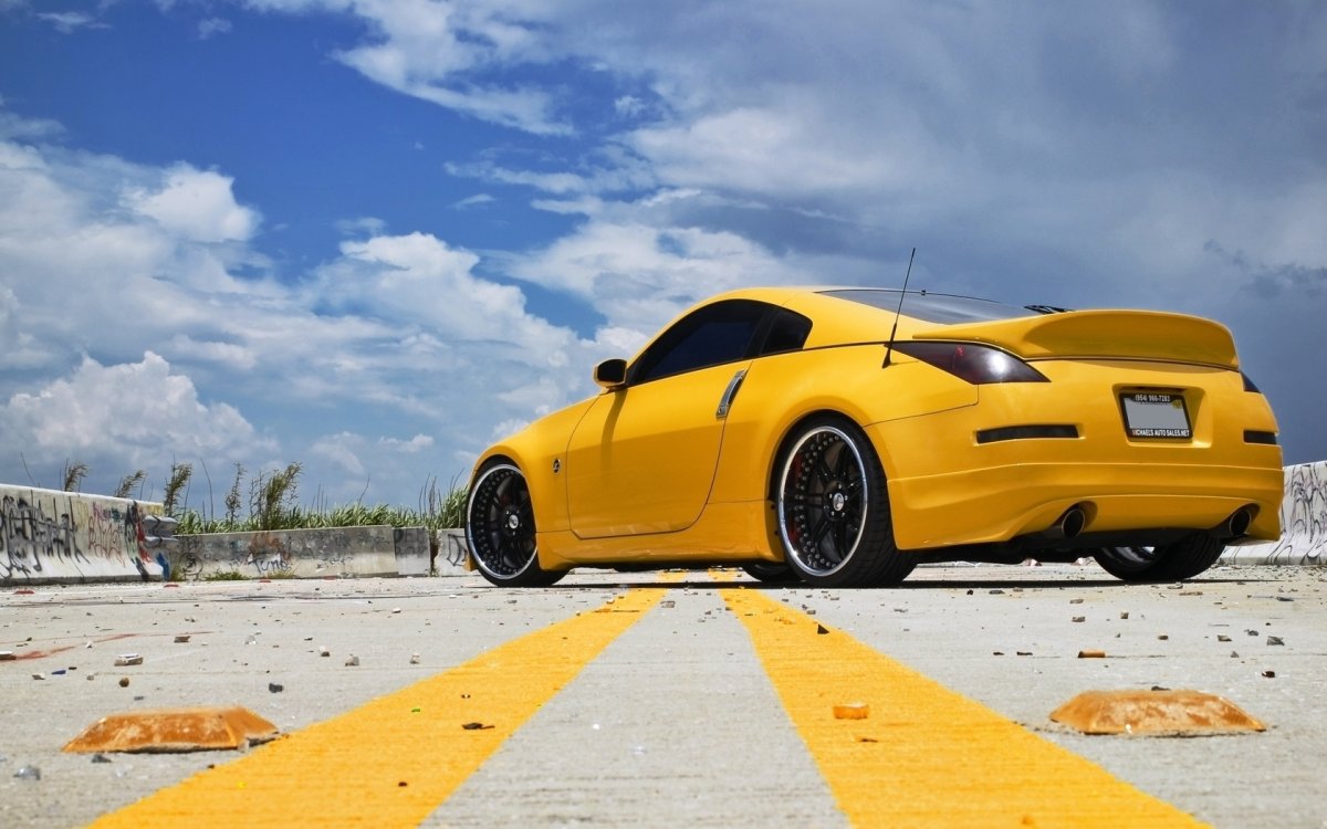 Спорткар Ниссан 350z