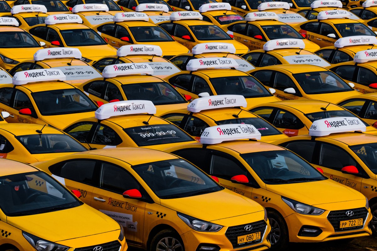 Много машин такси