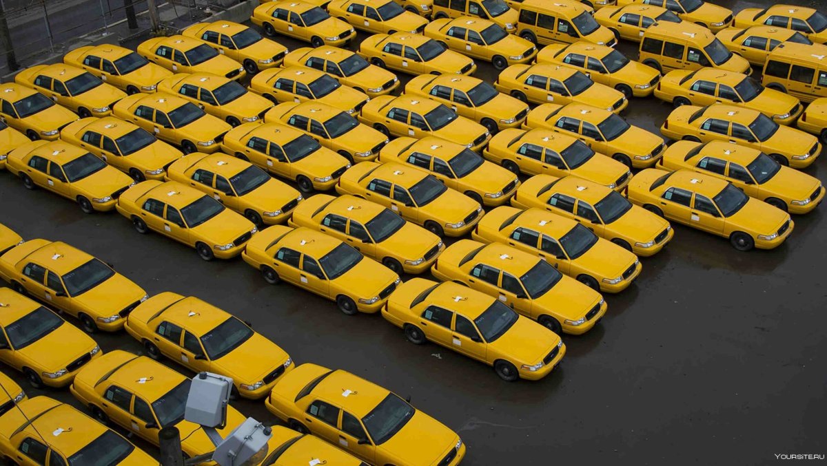 Автопарк желтых машин