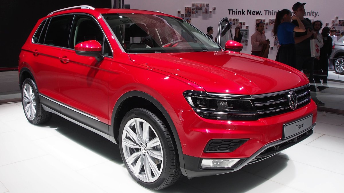 Volkswagen Tiguan 2020 красный