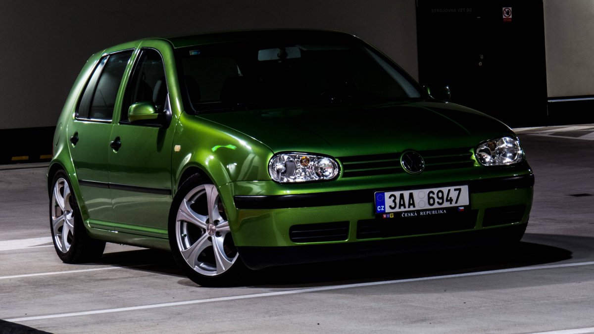 Volkswagen Golf 4 темно-зеленый
