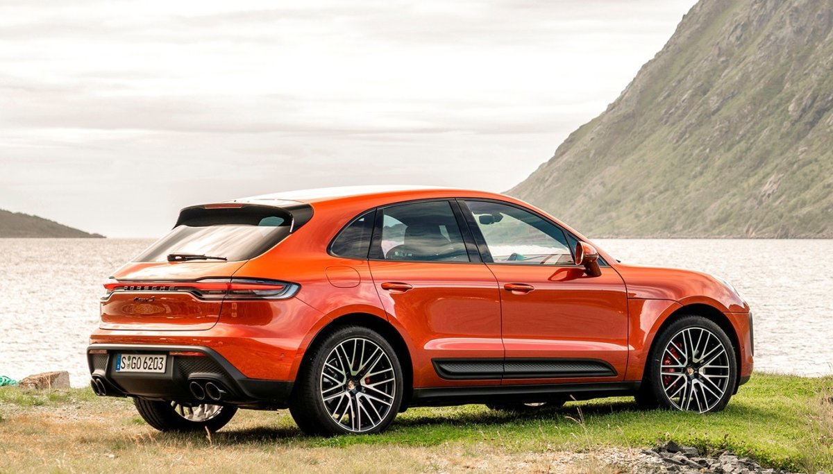 Porsche Macan 2022 оранжевая