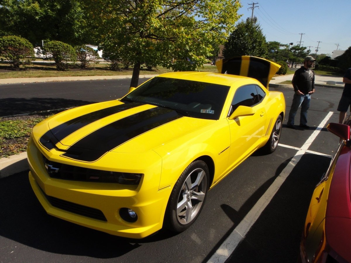 Chevrolet Camaro желтый