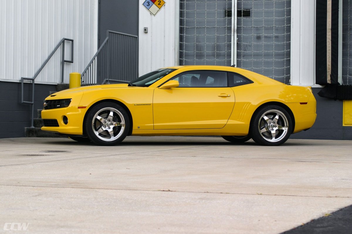 Chevrolet Camaro SS желтый