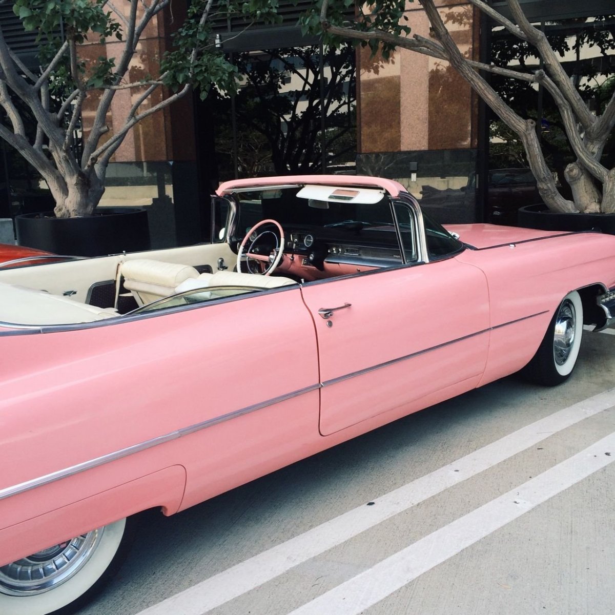 1959 Cadillac Convertible розовый
