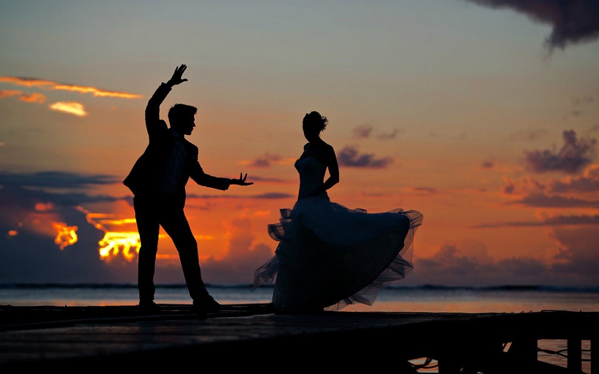Танцующая пара на закате