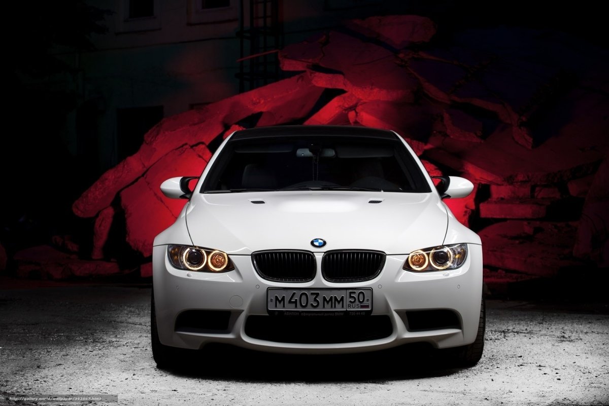 Белая машина BMW