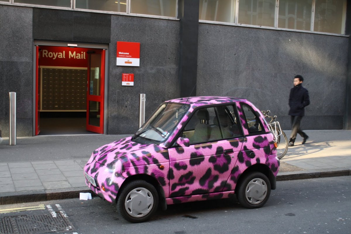 Розовый леопардовый машина