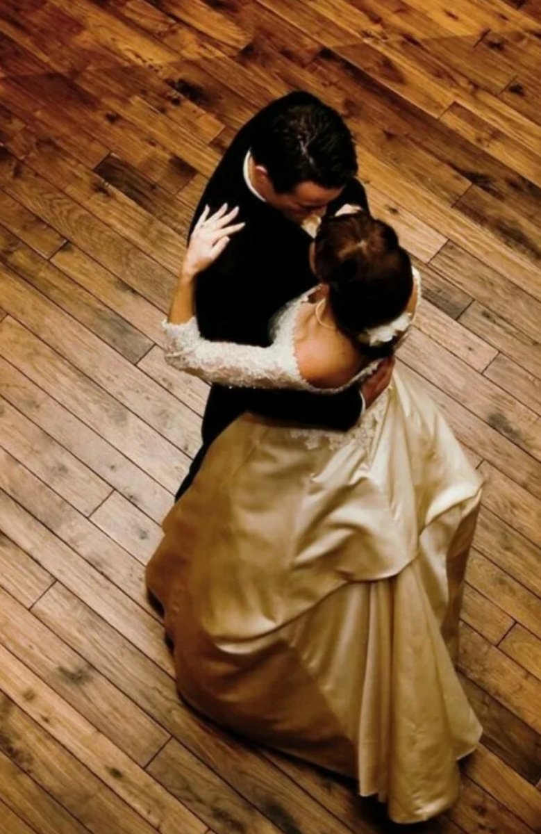 Мужчина и женщина танцуют вальс