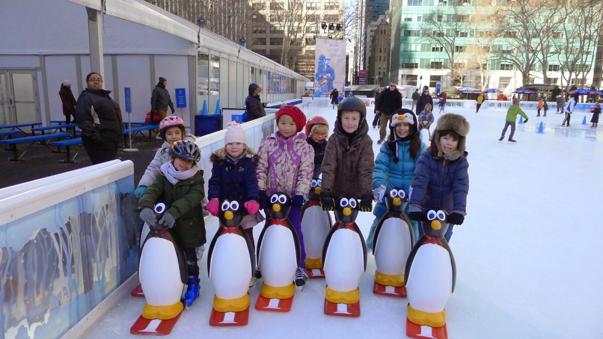 Пингвин на катке для детей