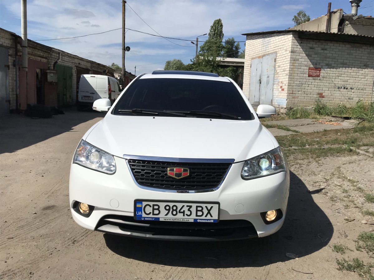 Geely Emgrand ec7 хэтчбек белая