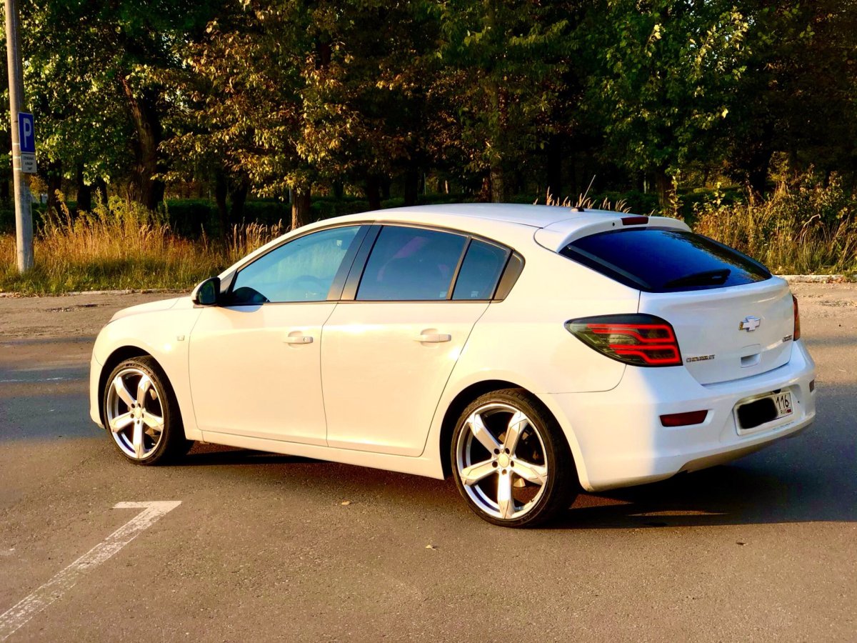 Chevrolet Cruze хэтчбек на 17 дисках