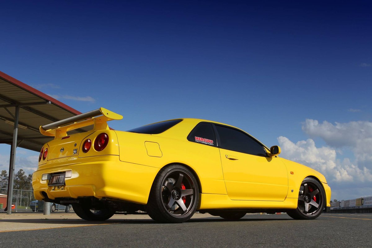 Nissan GTR r34 жёлтый