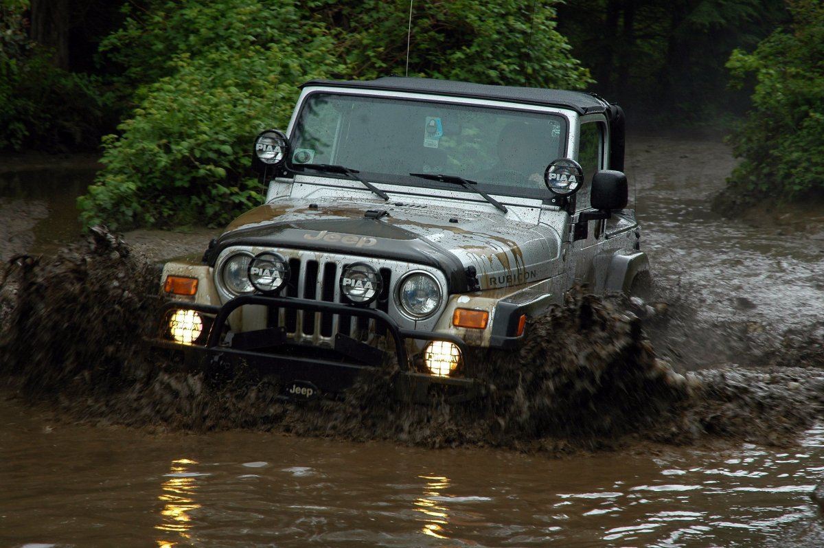 Jeep Wrangler в грязи
