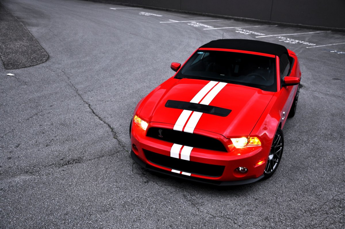 Ford Mustang Shelby gt500 с красными полосками