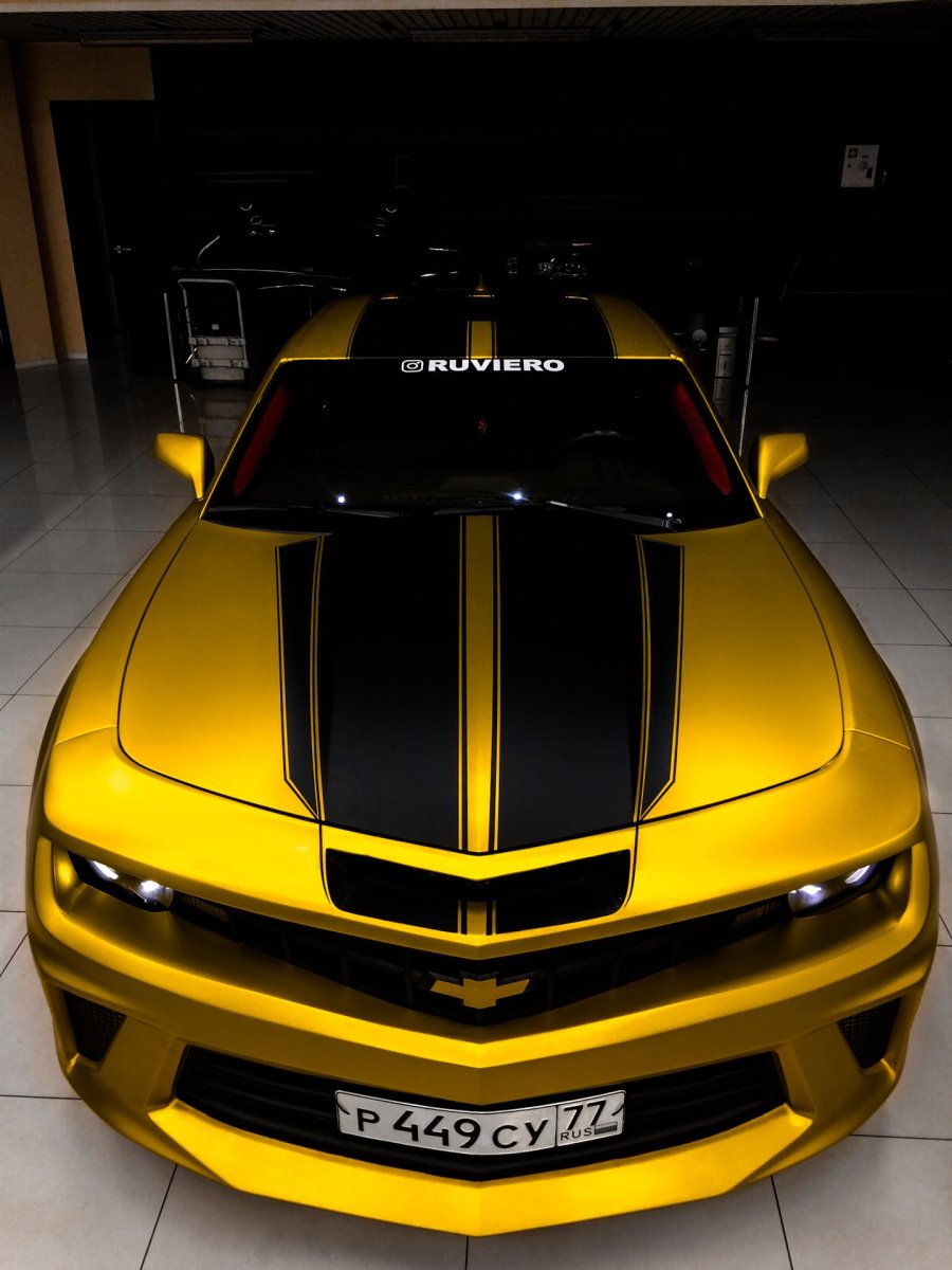 Chevrolet Camaro золотой