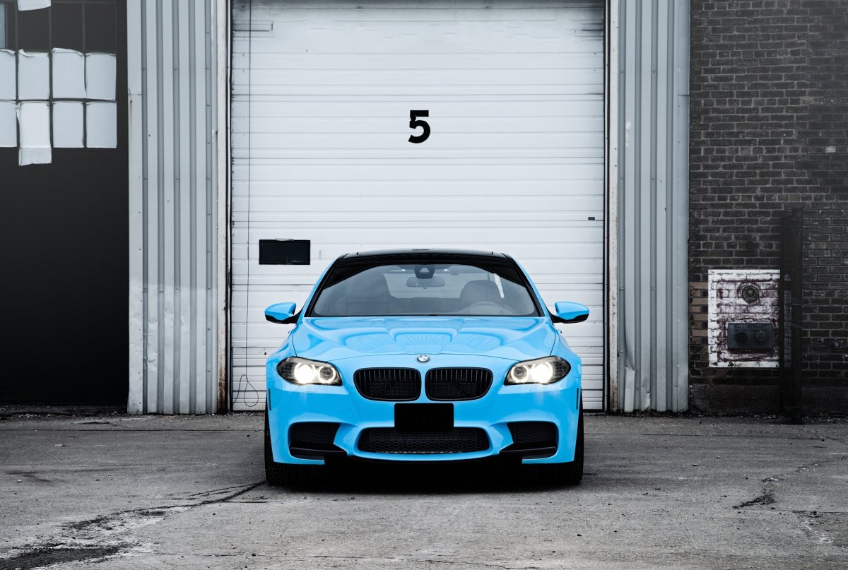 Голубая BMW вид спереди