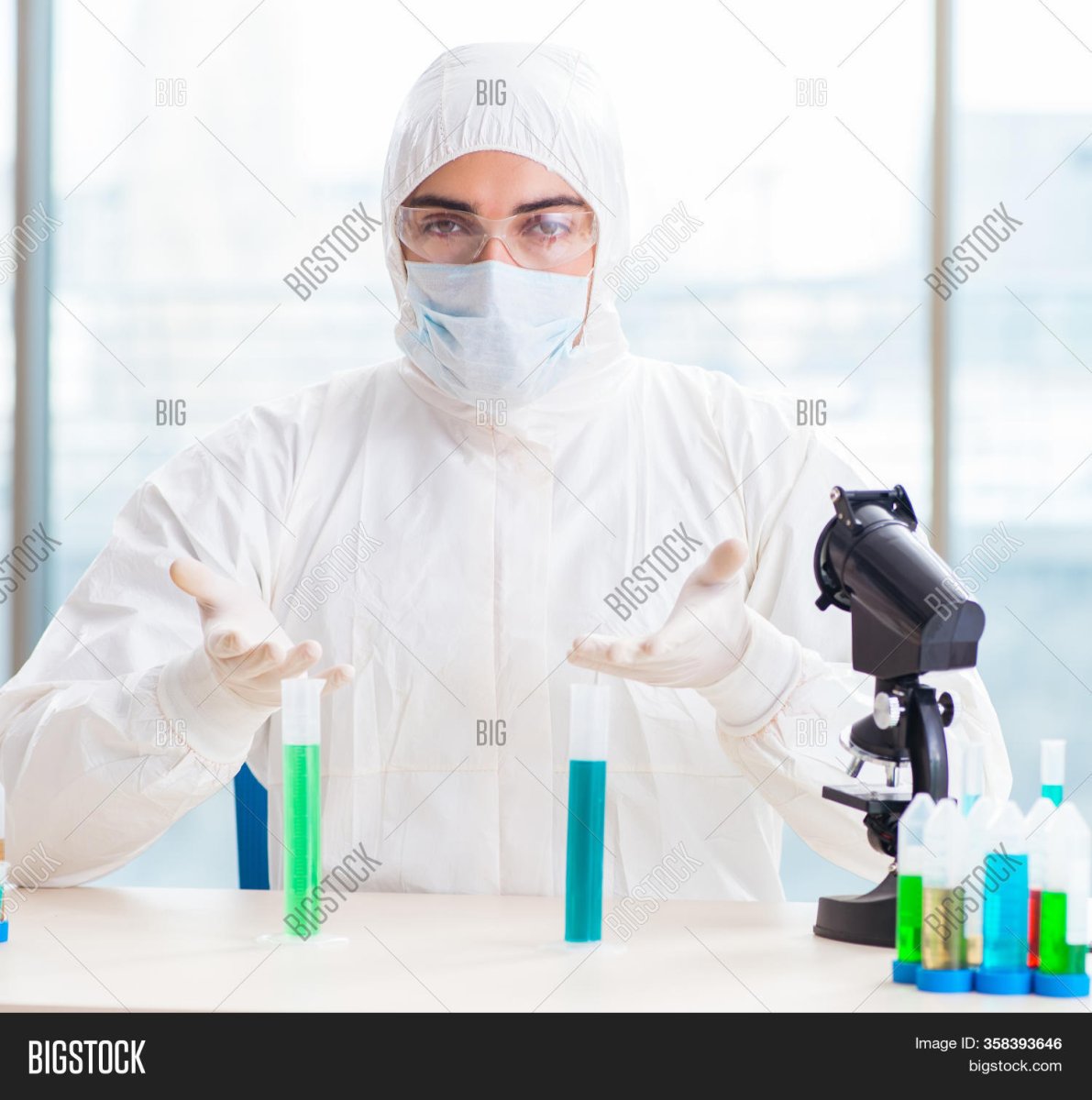 Химики в халатах в лаборатории