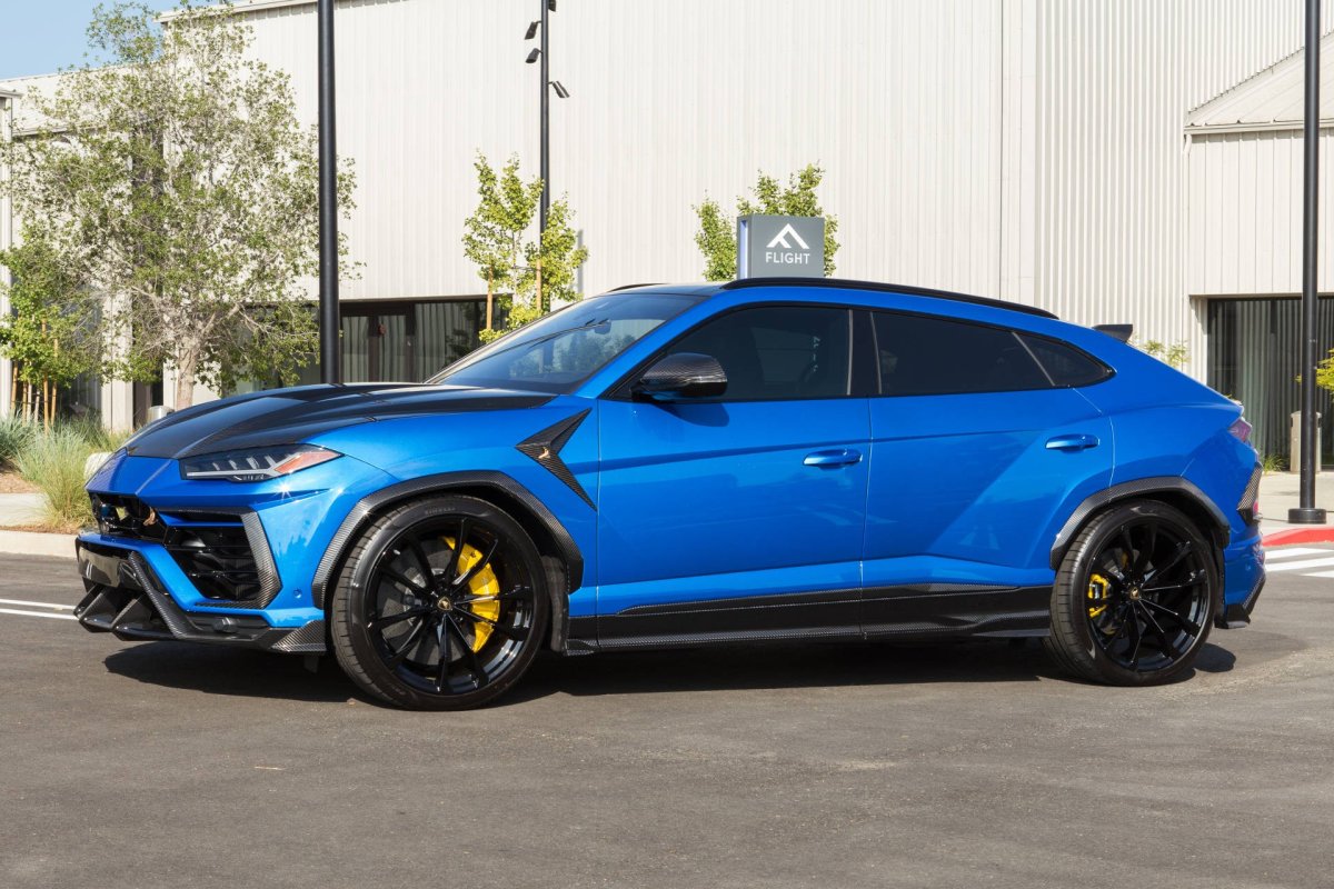 Lamborghini Urus синий