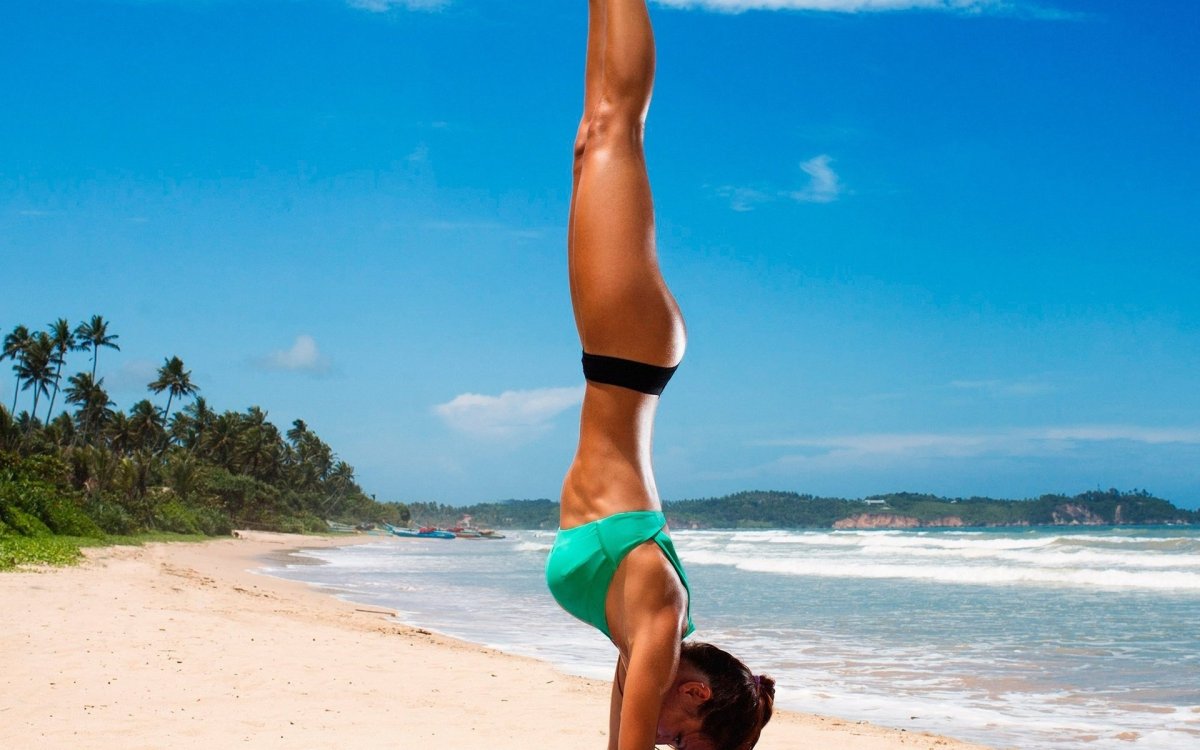 Йога на пляже девушка