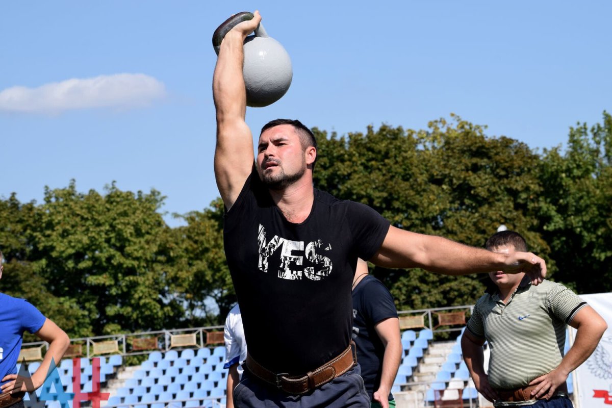 Спортсмен с гирями