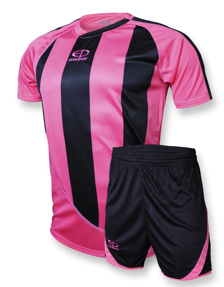 Розовая футбольная форма