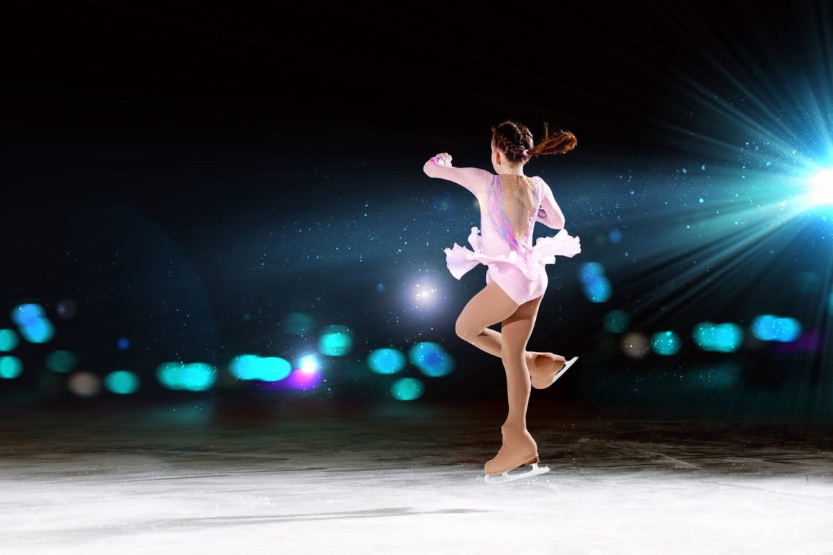 Девочка танцует на льду