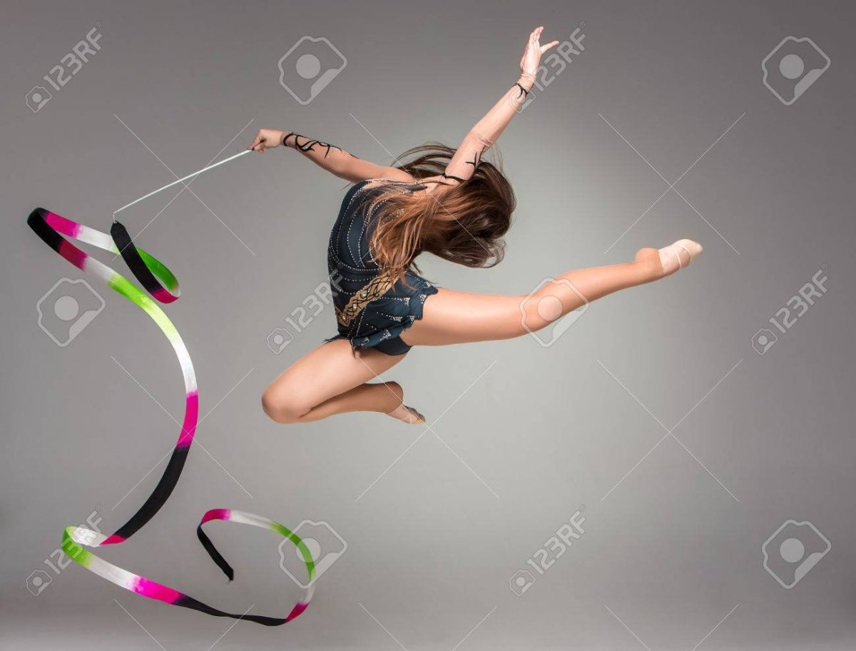 Гимнастка в прыжке с лентой