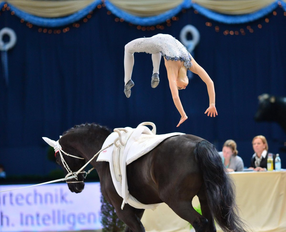 Акробатика на лошадях