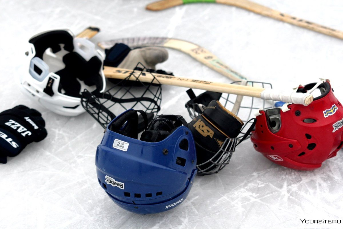 Хоккейный шлем для хоккея с мячом на льду