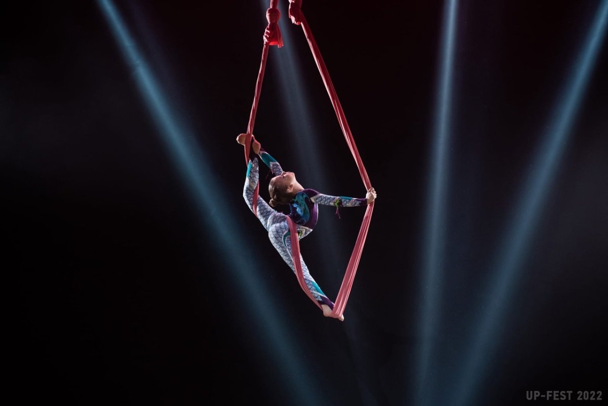 Воздушная гимнастка Юлия