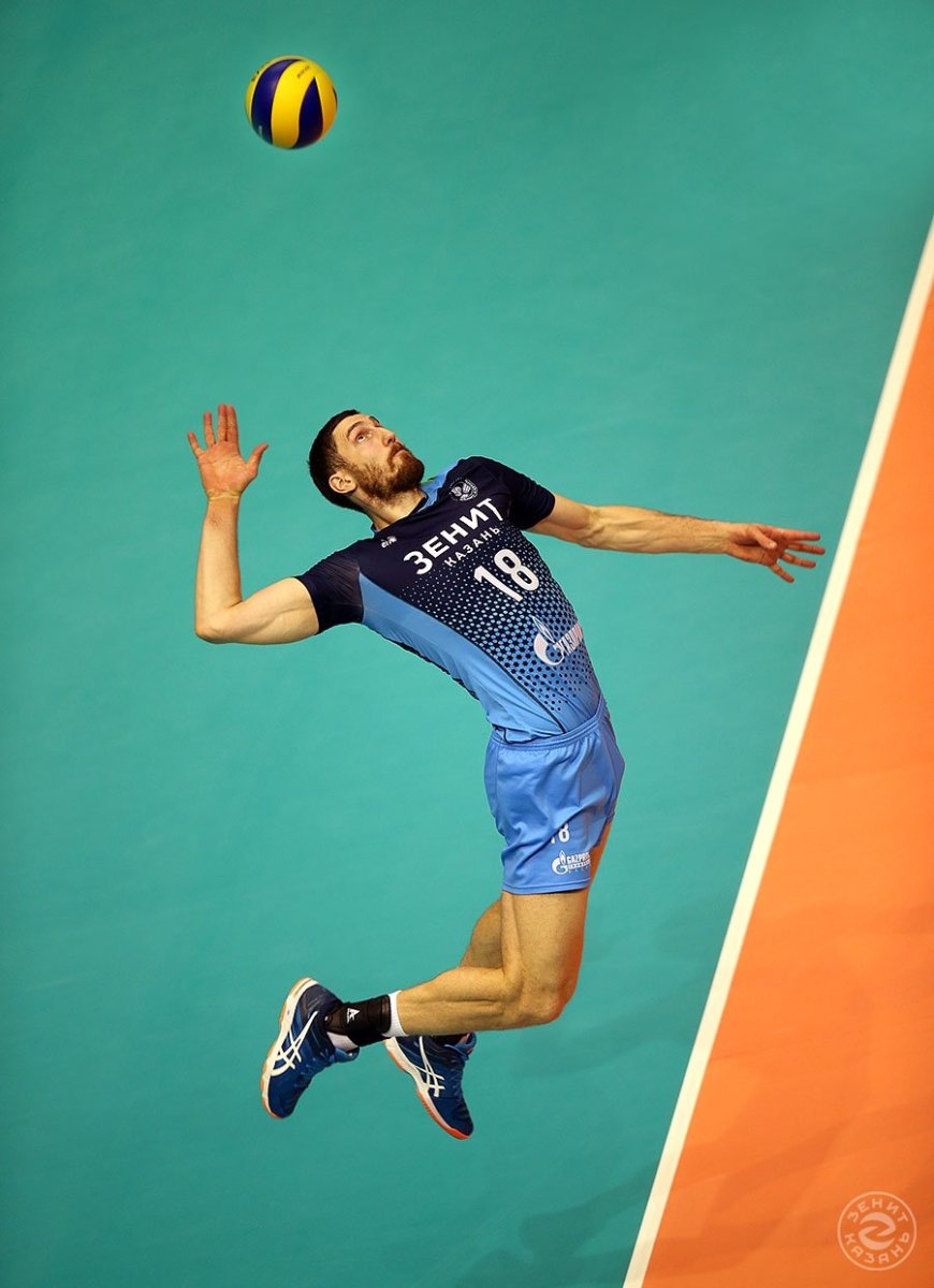Максим Михайлов волейбол в прыжке