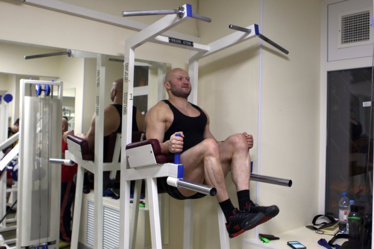 Подъем ног в висе в тренажере