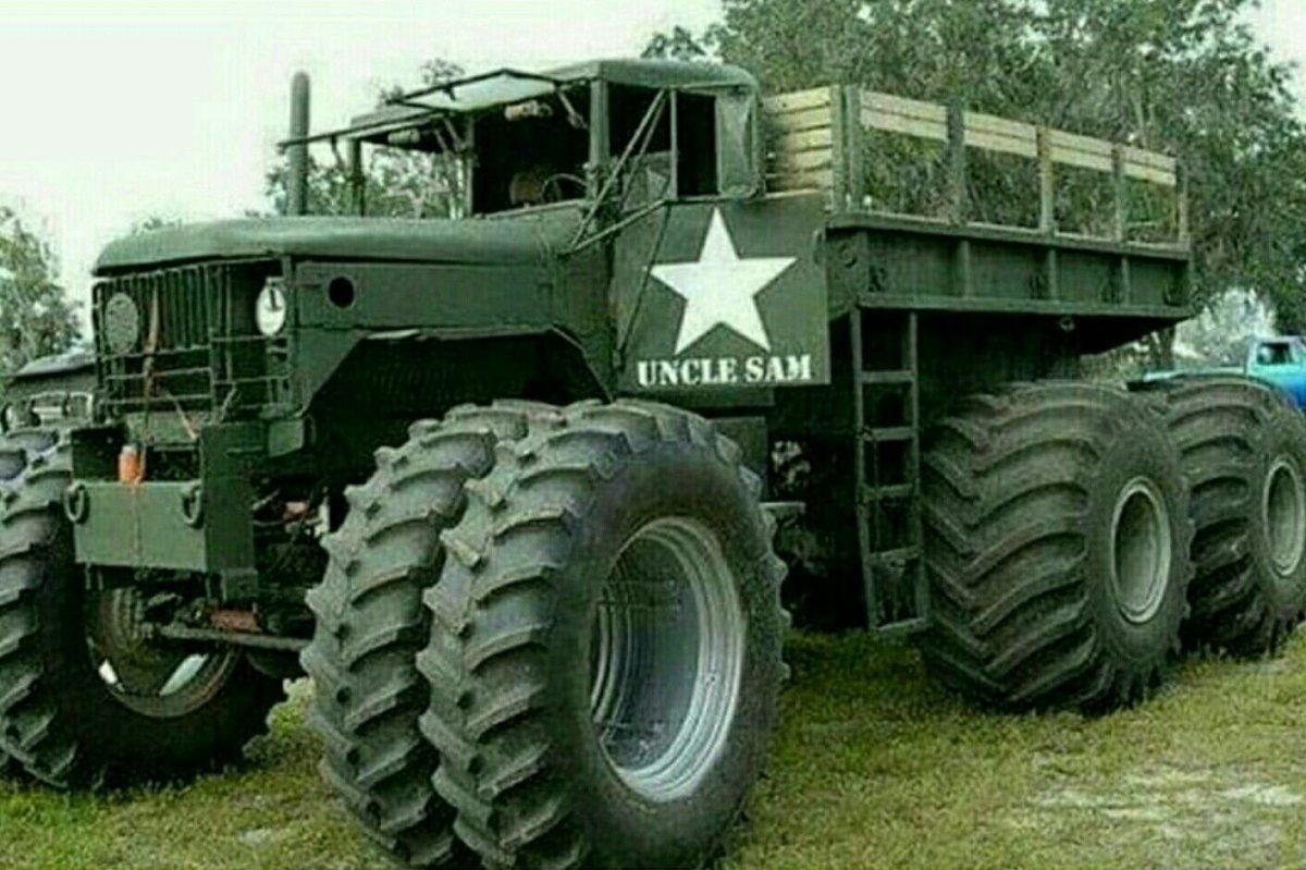 Военный грузовик с большими колесами