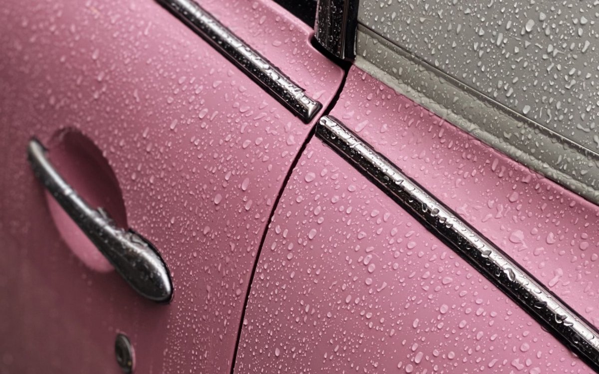 Машина под дождем