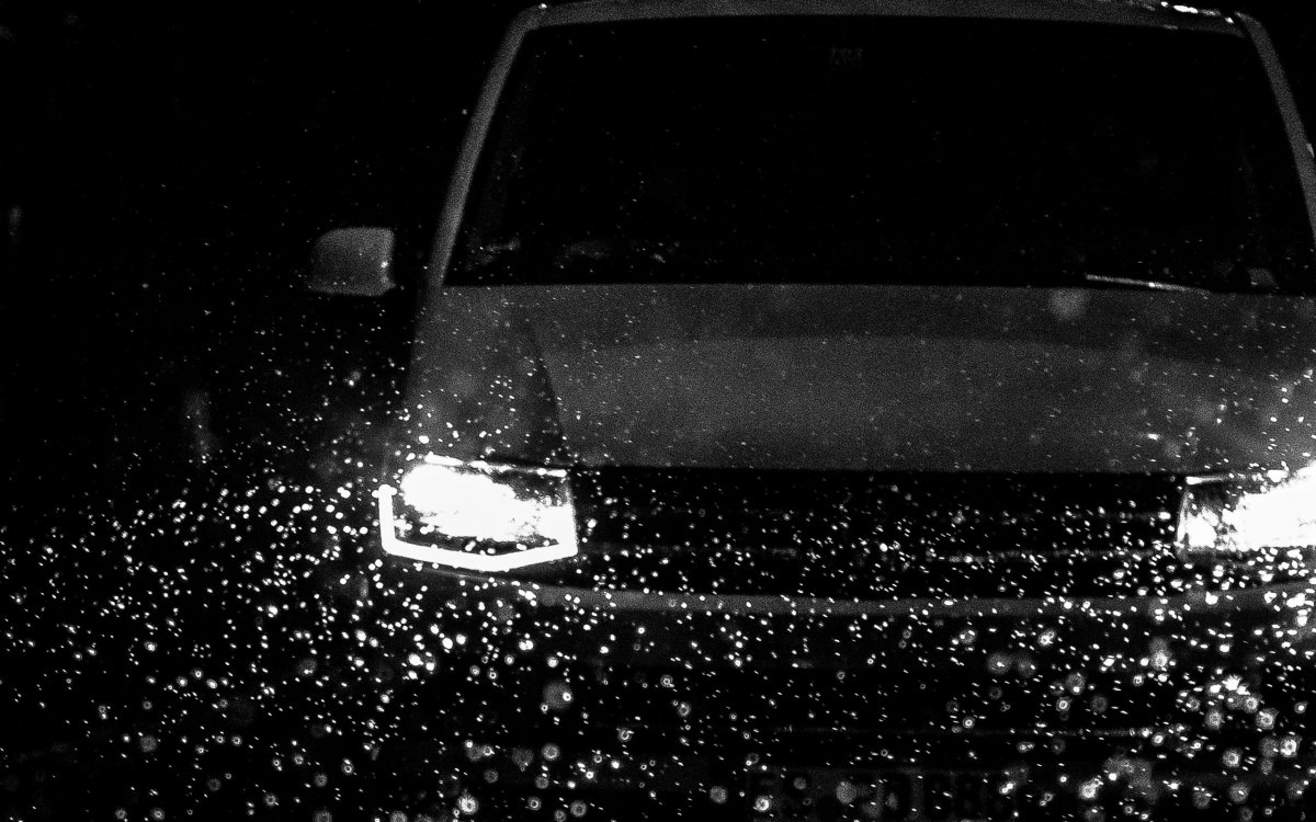 Черная машина дождь
