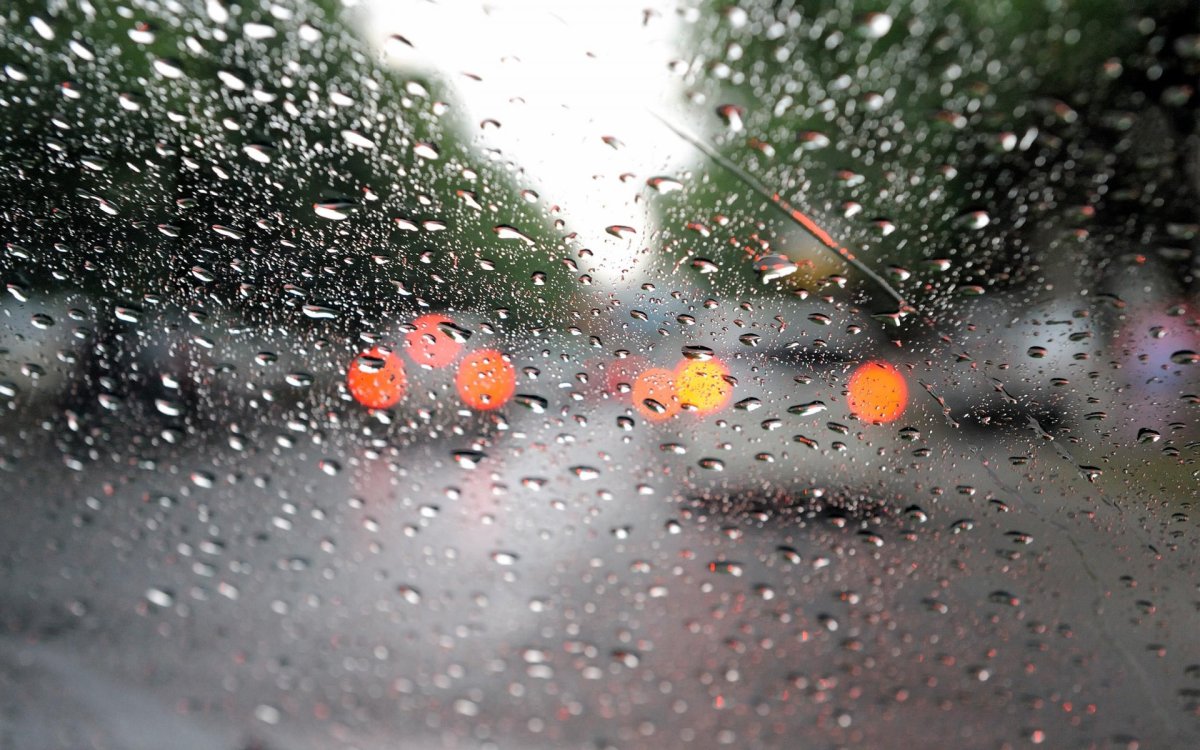 Дождик на стекле машины