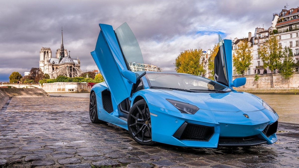 Lamborghini Aventador синий