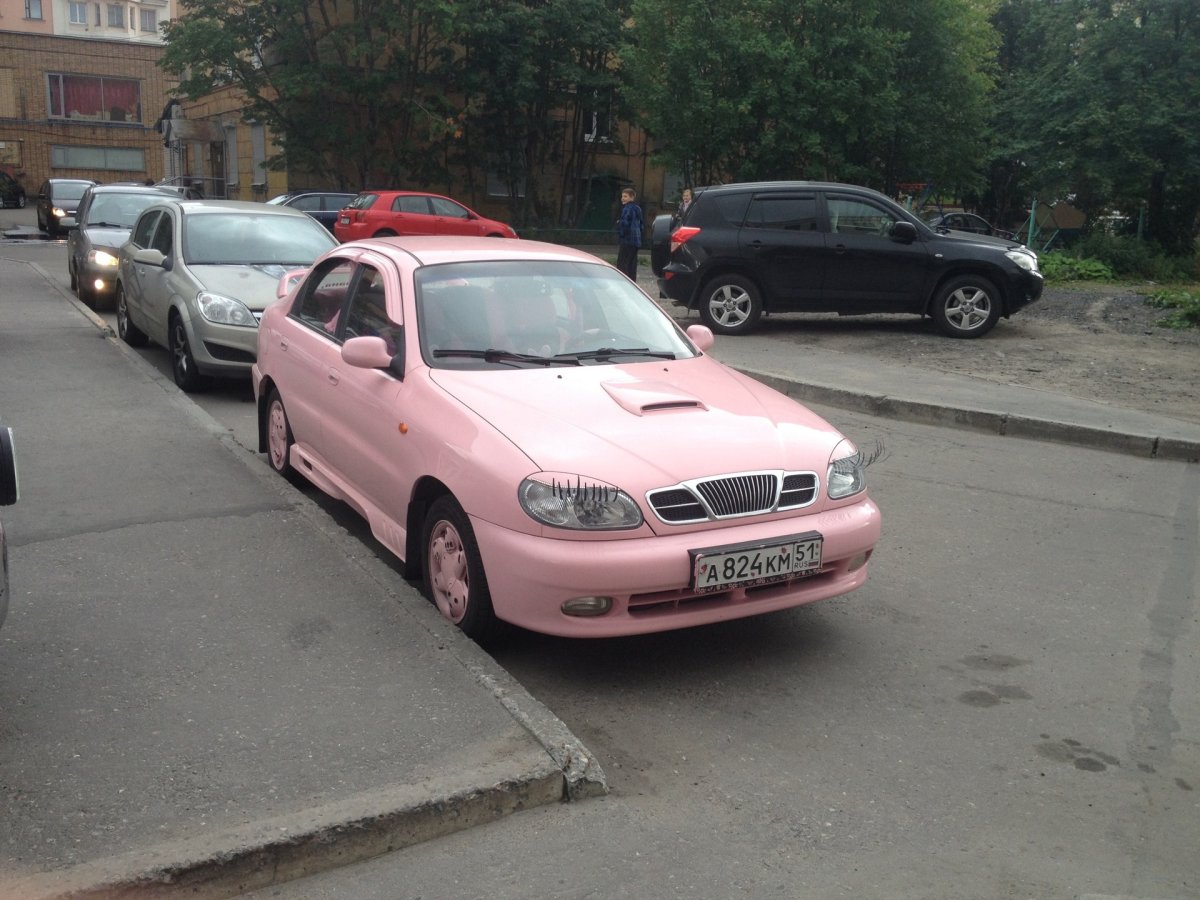 Розовый автомобиль российский