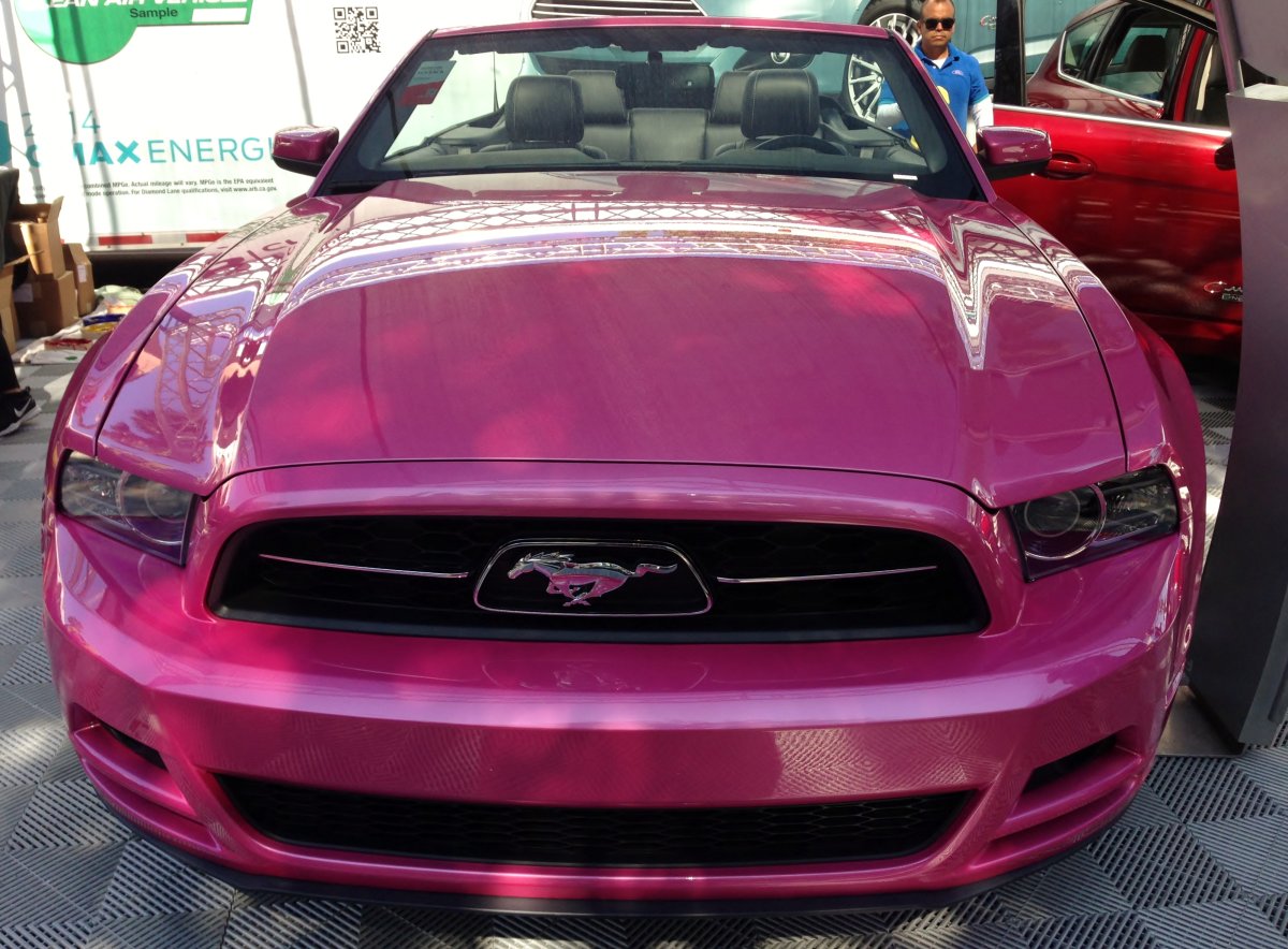 Ford Mustang малиновый